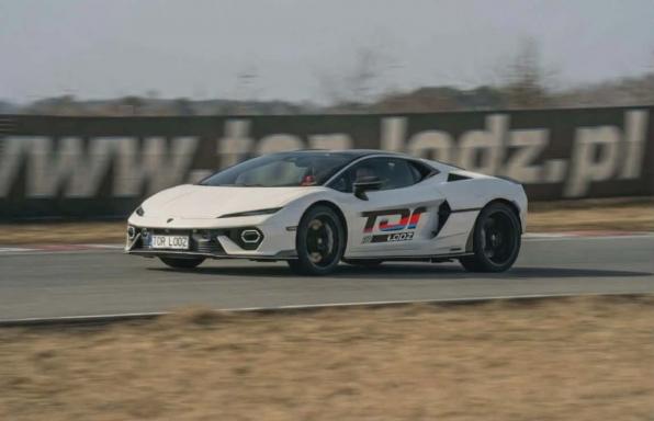 Lamborghini Temerario - kup Voucher na jazdę najnowszym modelem Lambo na Torze Łódź