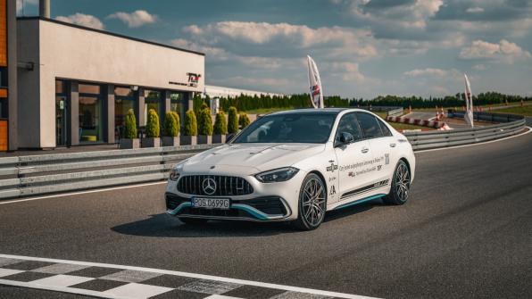 Uwaga konkurs! Szukamy najszybszego kierowcy. Każdy jedzie tym samym Mercedesem AMG C43.